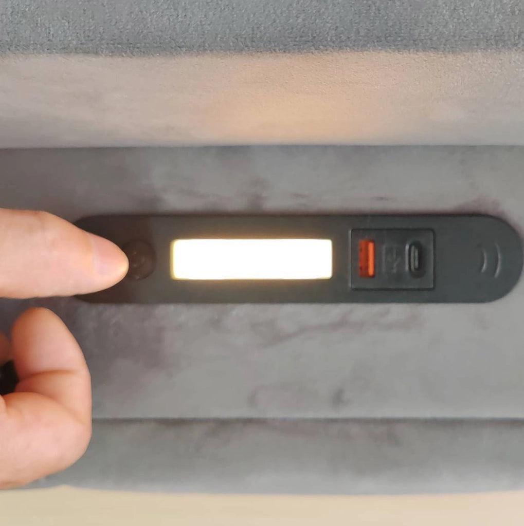 Letto singolo 90x200 cm con contenitore idraulico; USB-C e ripiani in velluto grigio