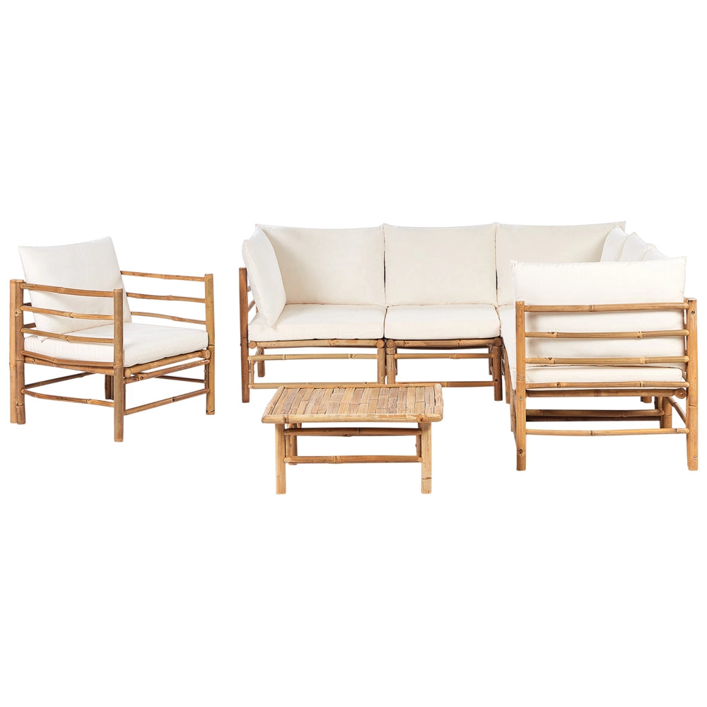 Set da giardino angolare 6 posti composto da divano, poltrona e tavolino in bambù naturale con cuscini bianco sporco esterno elegante