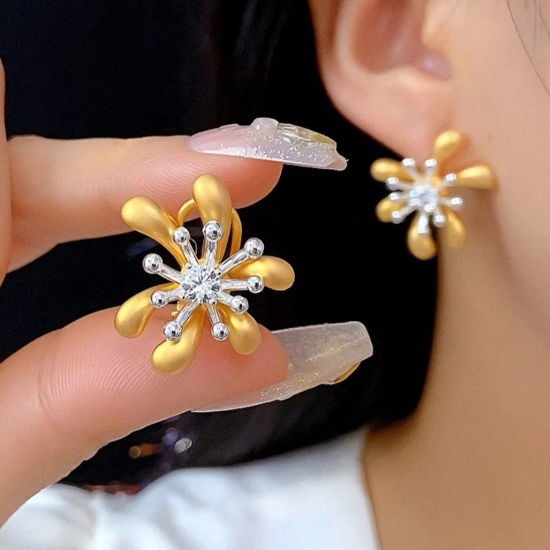 Orecchini a petalo di fiore in oro e argento con zirconi
