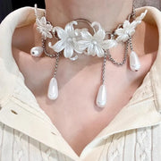Collana con nappina a forma di fiore bianco: gioiello fatto a mano con perle