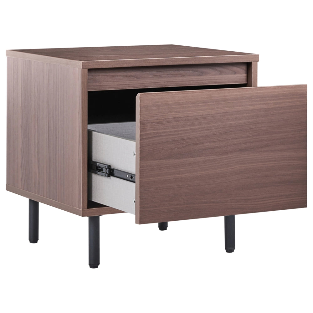 Comodino in truciolato marrone scuro con 1 cassetto e gambe in metallo nero un elemento d'arredo minimalista e contemporaneo