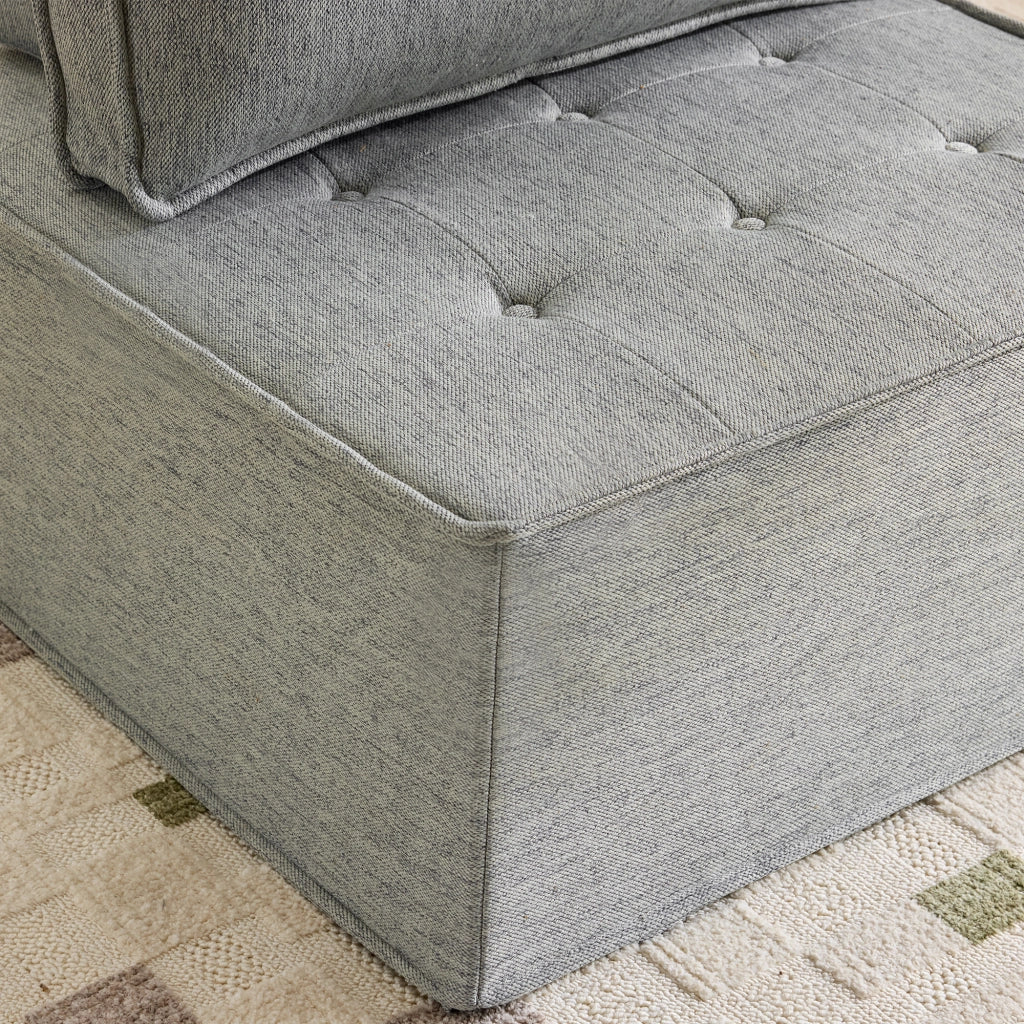 Sofà modulare compatto in grigio chiaro, design salvaspazio per piccoli ambienti