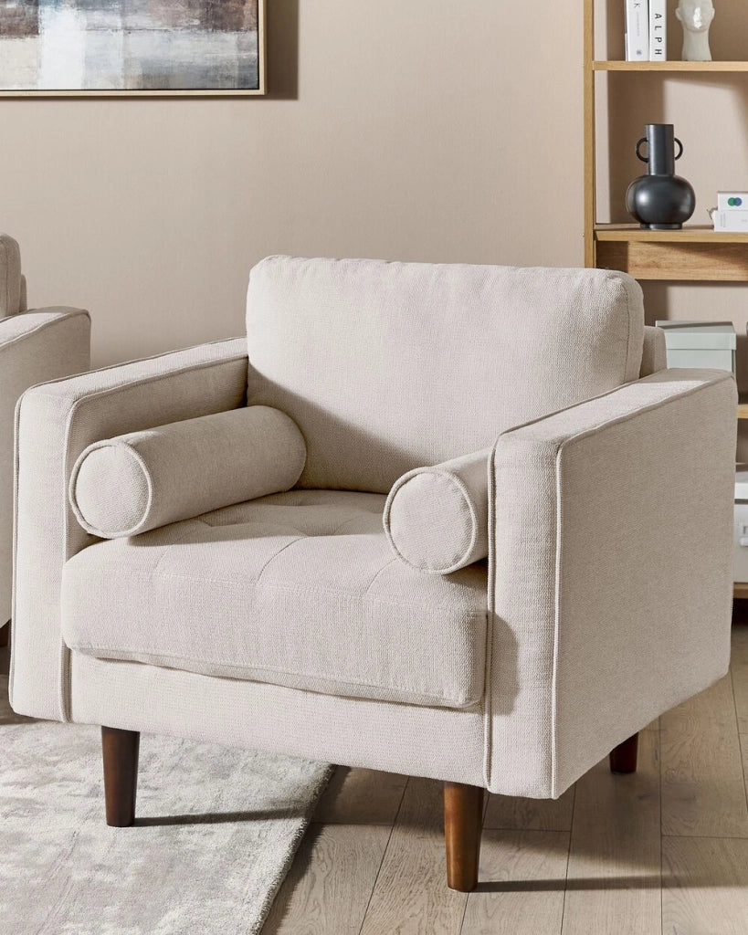 Poltrona Imbottita in tessuto beige con schienale spesso imbottito stile retrò soggiorno