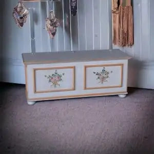 Cassapanca in legno Shabby chic mod cipolla bianco anticato decorato filo arancio
