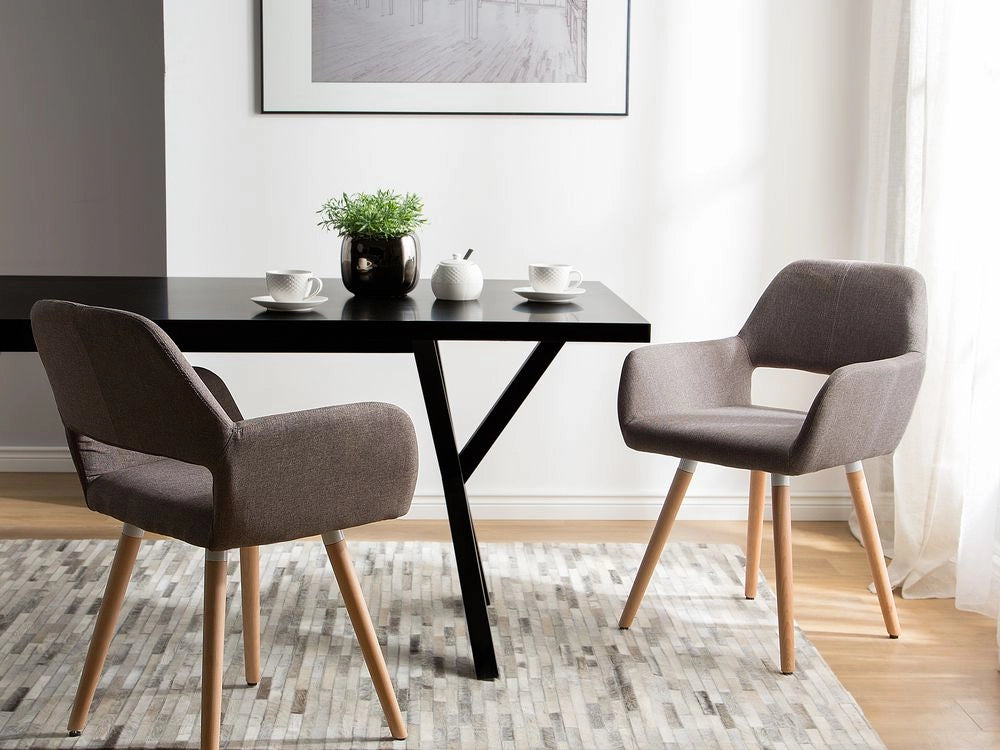 Set di 2 Sedie da Pranzo Rivestimenti in Tessuto Taupe Gambe in Legno Chiaro Stile Moderno Eclettico