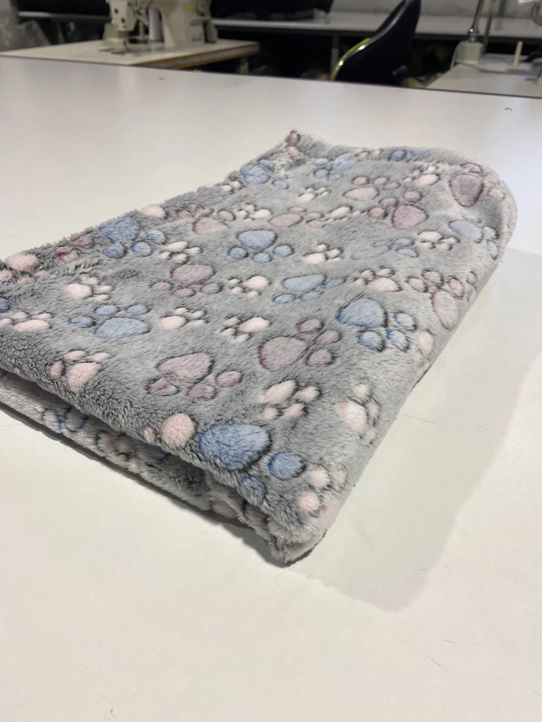 AIO FACTORY Coperta in pile 100x70 cm grigia con cuccia per cani con zampe colorate