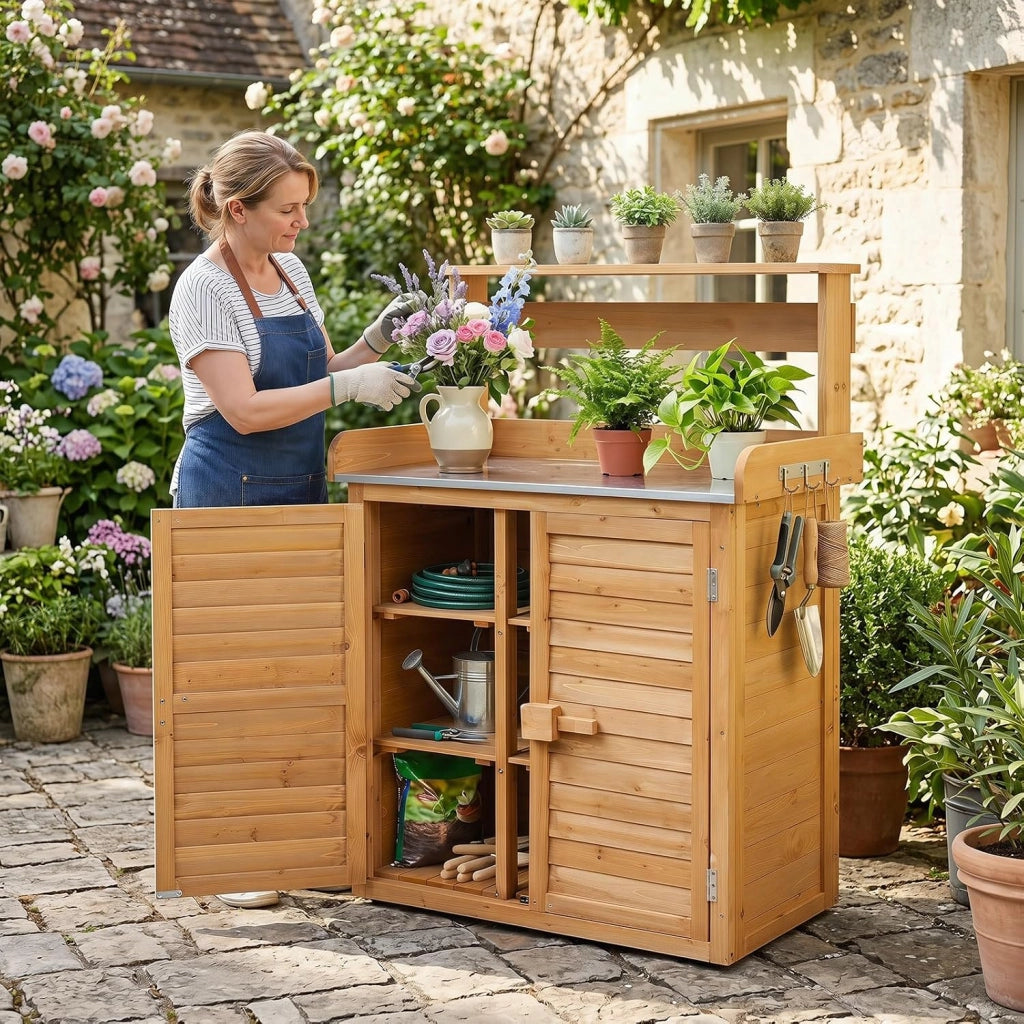 Armadietto da Esterno in Legno a 2 Livelli (Legno) | con Piano in Metallo Zincato, 3 Ganci Appendiabiti, Ripiani Rimovibili e Ante a Doghe, da Giardino, Balcone e Cortile