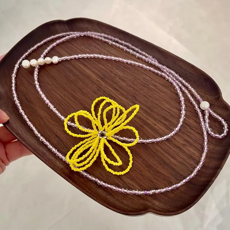 Collana con fiore di cristallo fatta a mano: gioiello con perline intrecciate