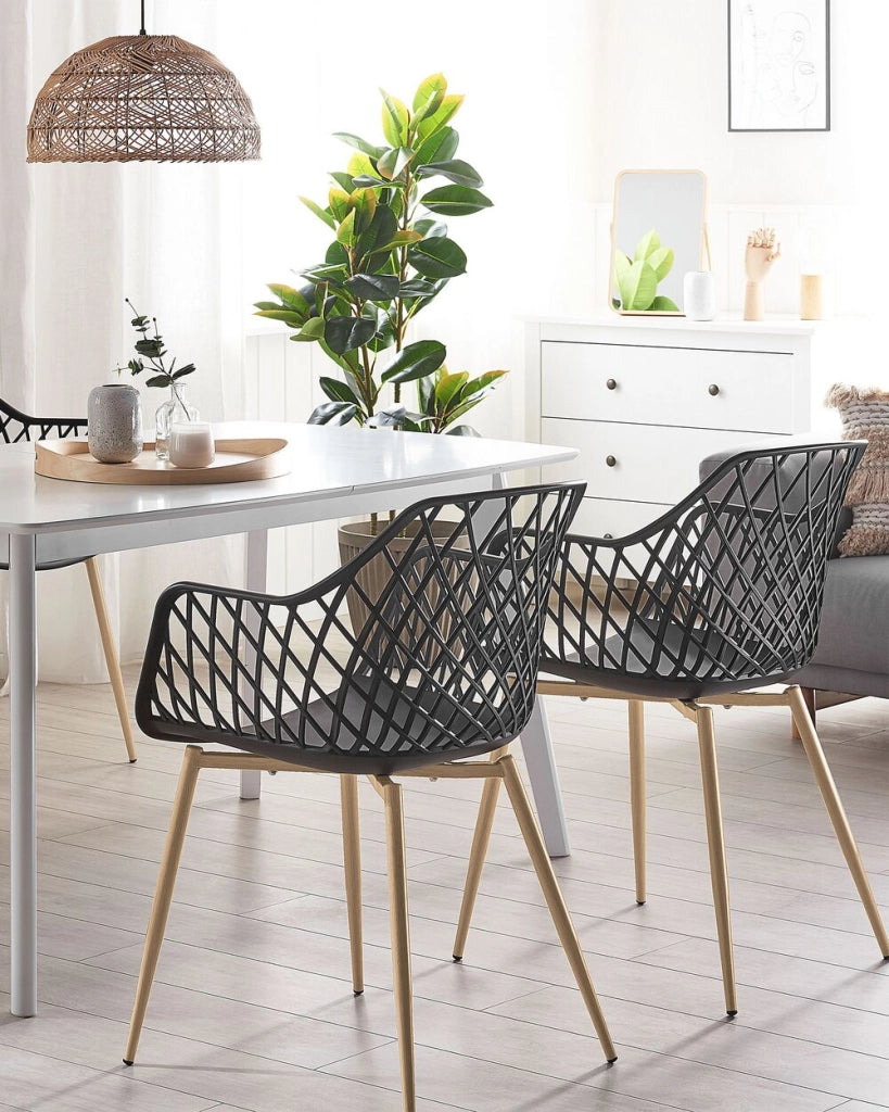 Set di 2 sedie da pranzo Seduta sintetica nera Gambe in metallo in legno chiaro Schienale aperto in rete Soggiorno moderno Stile scandinavo