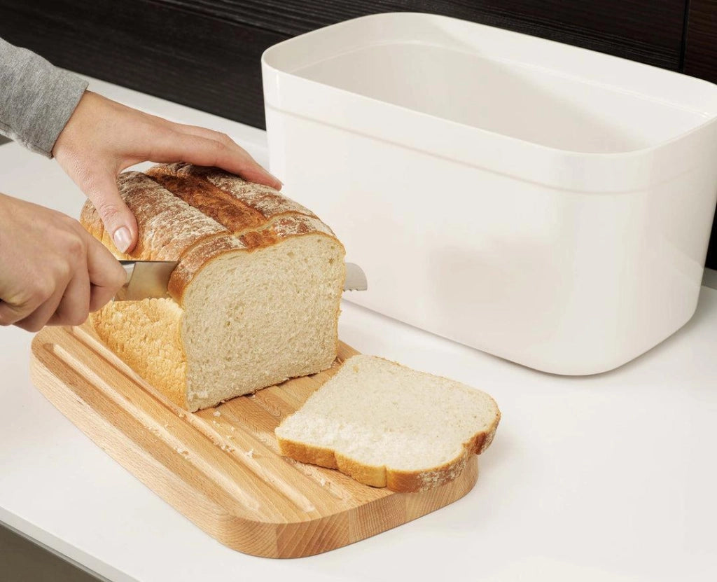 Joseph Joseph 81097 Bread Bin Porta Pane con Coperchio Tagliere in Bamboo e Plastica colore Bianco