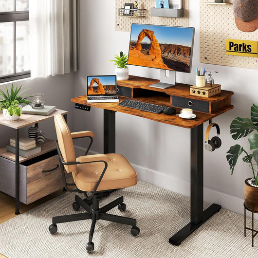Scrivania Regolabile in Altezza con 2 Cassetti, Scrivania con Supporto per Monitor, Mensola, 2 Ganci e 3 Altezze Preimpostate, Tavolo da Lavoro per Ufficio, Studio e Camera da Letto (Marrone)