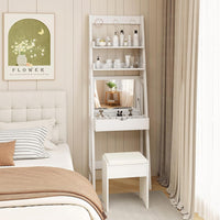 Toeletta Trucco con Specchio Occultabile, Set Tavolo e Sgabello da Trucco con 2 Ripiani, Tavolo da Trucco con Specchio Ribaltabile, Ganci, Ripiani e Sgabello Imbottito (Bianco)