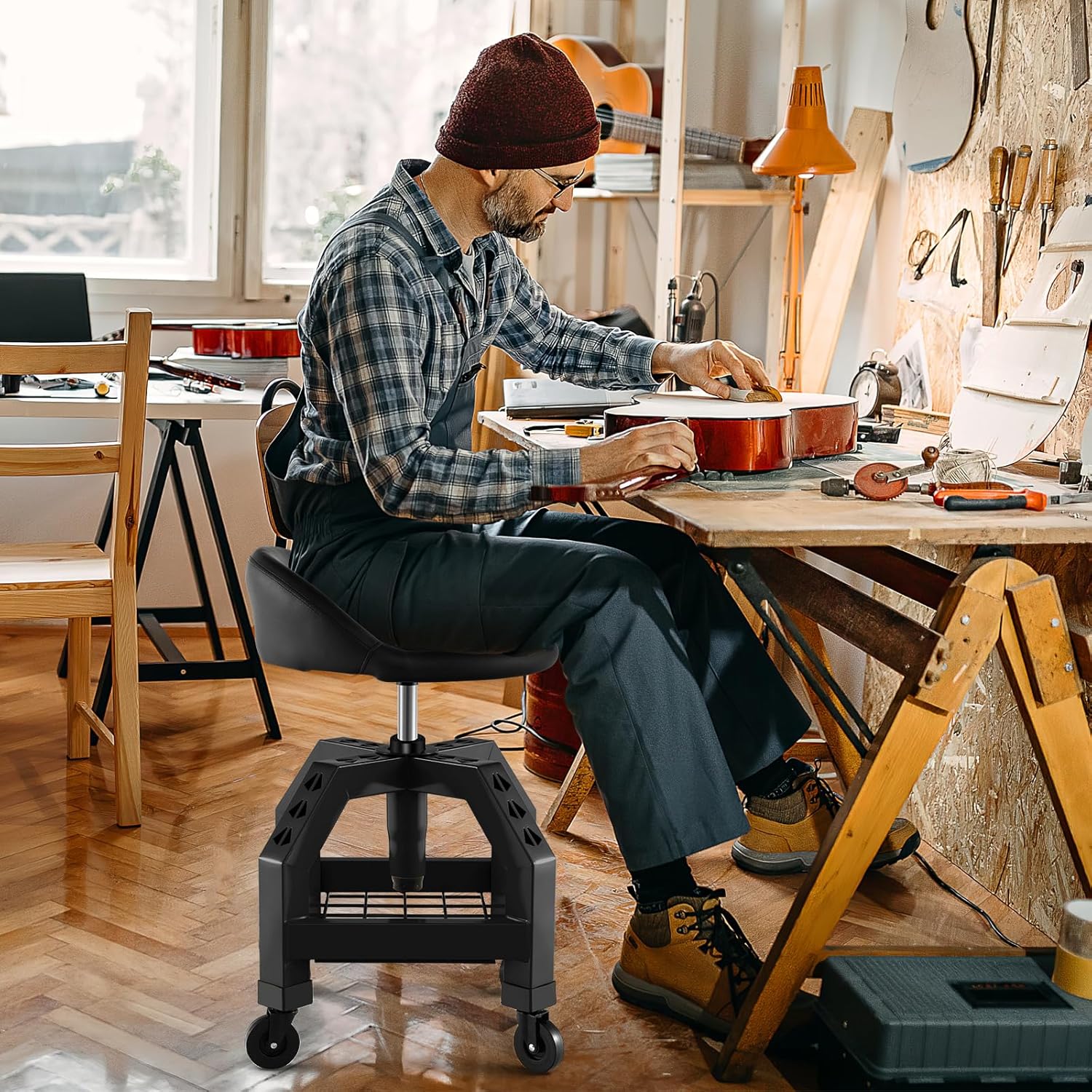 Sgabello da Officina, Sgabello Meccanico Rotante con Vassoio Porta Attrezzi, Regolabile in Altezza e 4 Ruote Universali, capacità di 150 kg, per Garage, Officina (Nero)