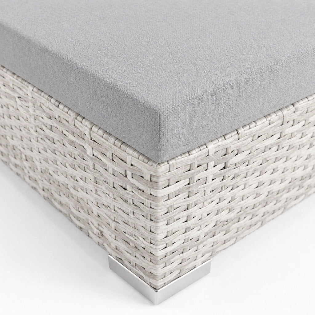 Set 2 Lettini Prendisole In Polyrattan Con Tavolino Contenitore E Cuscini Schienale Regolabile 5 Posizioni Sdraio Da Giardino Terrazzo Piscina Relax Outdoor Arredo Esterno 184 x 60 x 21 Cm Grigio Chiaro