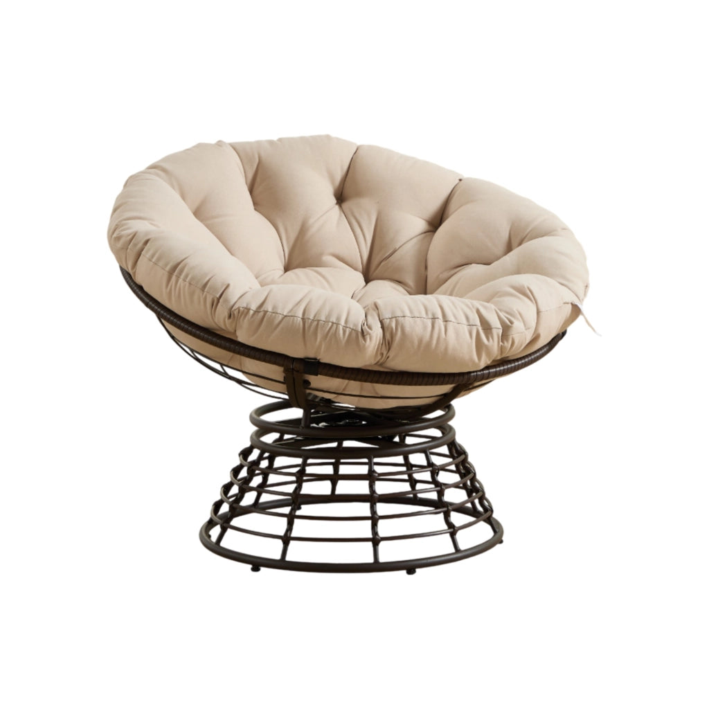 Poltrona girevole a 360° in rattan PE con cuscino beige e struttura in acciaio marrone per salotto e camera 92 × 67 cm