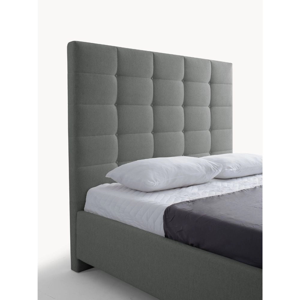 Letto matrimoniale Napoli Grande imbottito con contenitore in tessuto barrel 83 grigio chiaro con bottoni