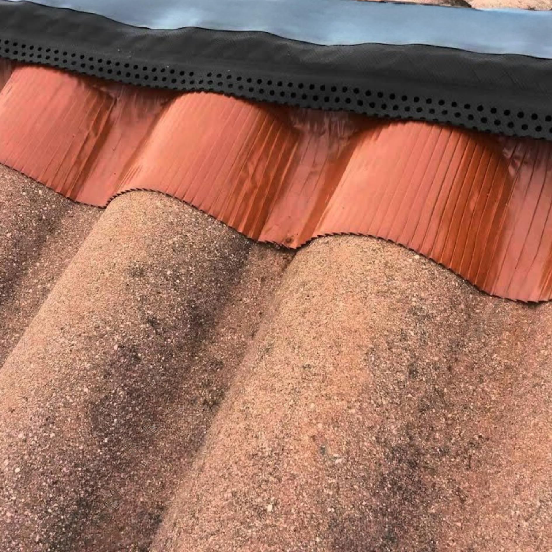 Sottocolmo Universale Top con Fascia in PP Bandelle Laterali Plissettate in Alluminio, Rotolo da 20Metri con Adesivo da 200 mm