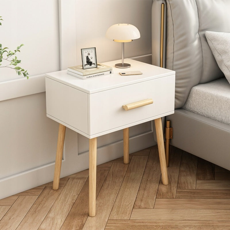 Mobile comodino bianco da 45x54,5x30 cm, funzionale e salvaspazio.