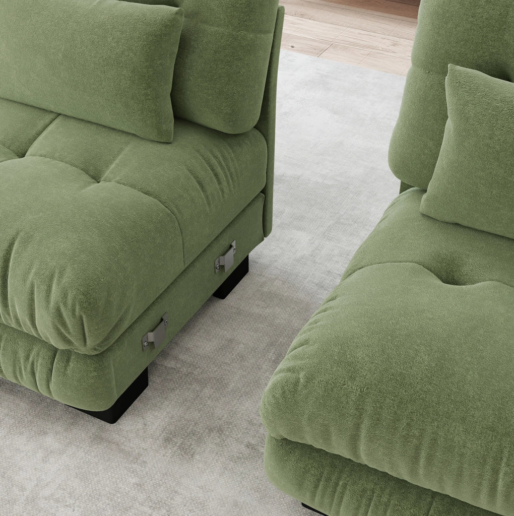 Divano modulare in ciniglia verde con braccioli arrotondati; cuscini lombari e decorativi