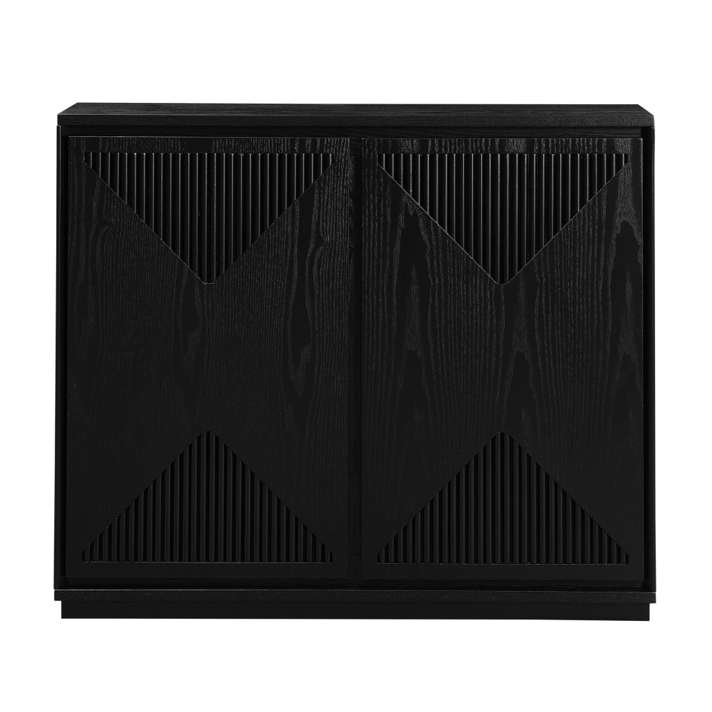 Credenza con ante scanalate a V e fori per prese in legno e MDF nero