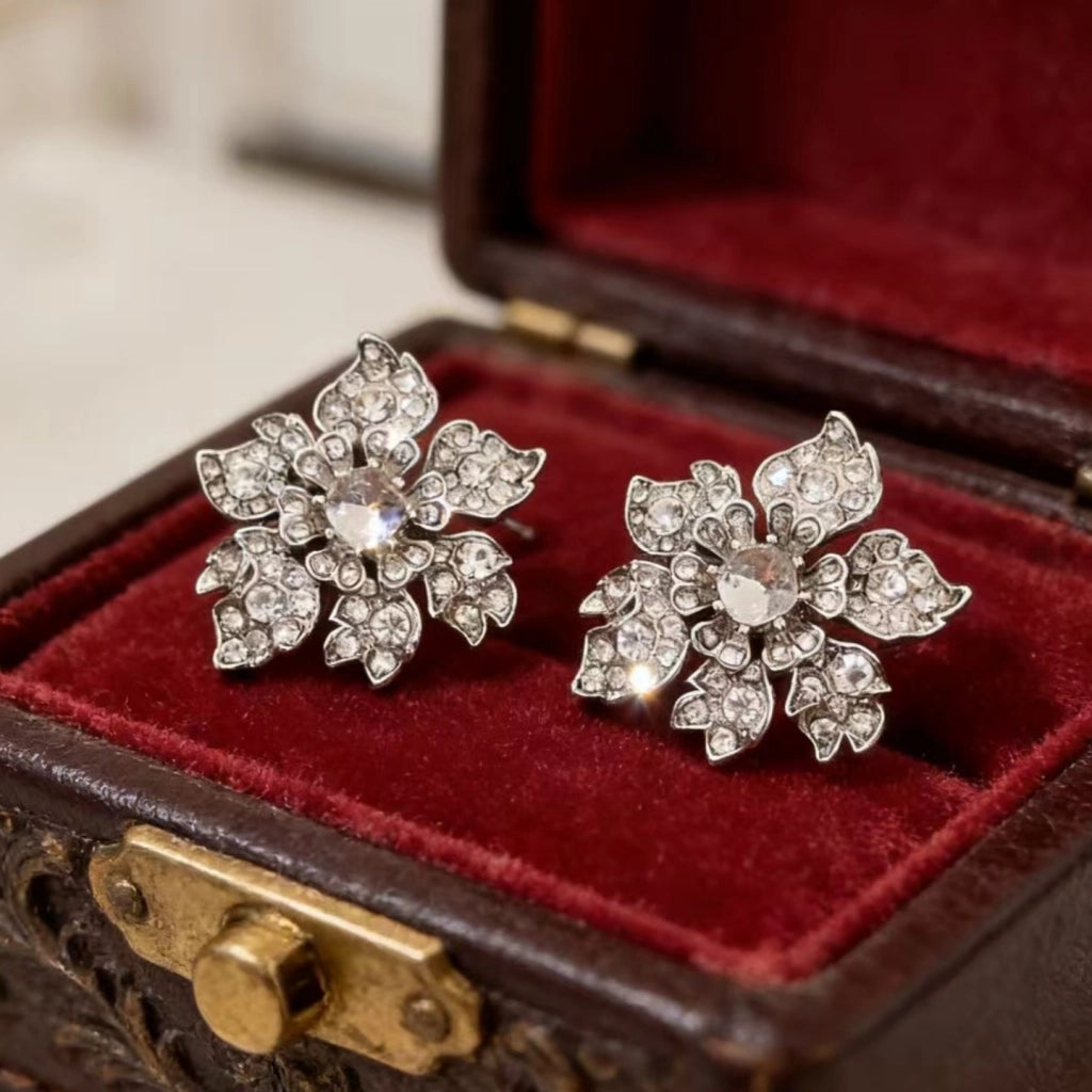 Eleganti e raffinati orecchini a fiore con diamanti e cristalli