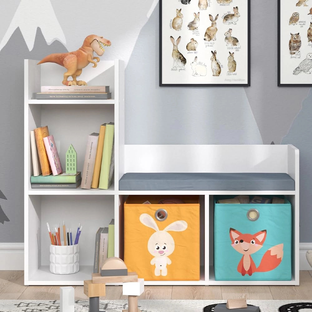 Scaffale per bambini Luigi, Bianco, 107.2 x 88.6 cm con 2 scatole pieghevoli opt.1, con seduta imbottita e quattro ripiani aperti
