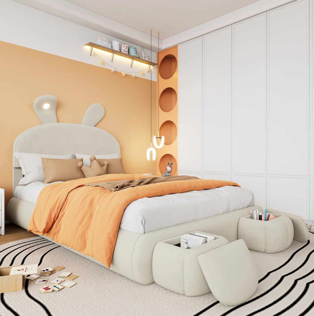 Letto imbottito beige con orecchie decorative, contenitore idraulico e 2 pouf