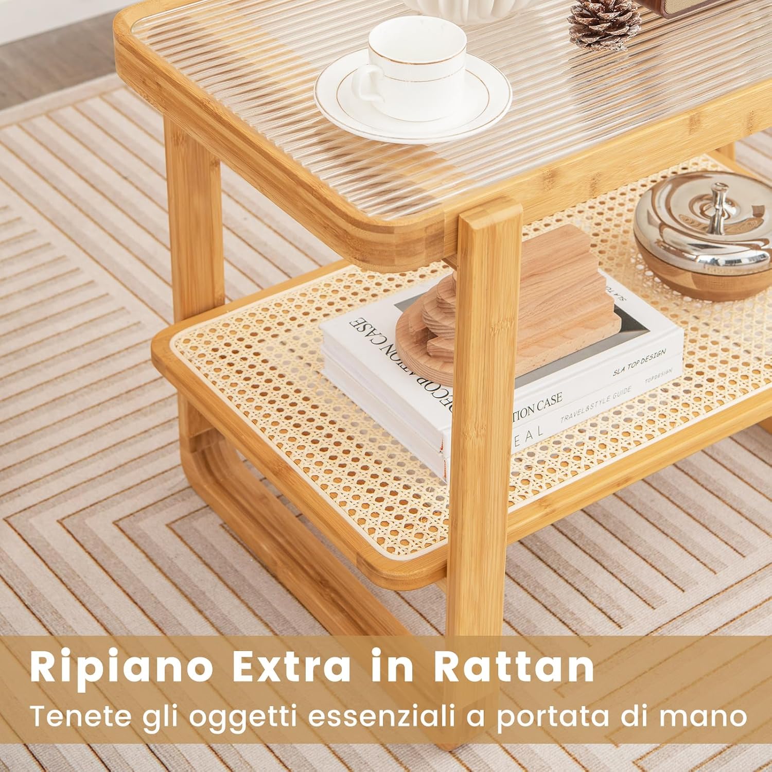 Tavolino Laterale in Bambù, Tavolino da Salotto a 2 Ripiani con Piano in Vetro e Ripiano in Rattan PE, Tavolino Basso e Multiuso per Camera da Letto e Soggiorno