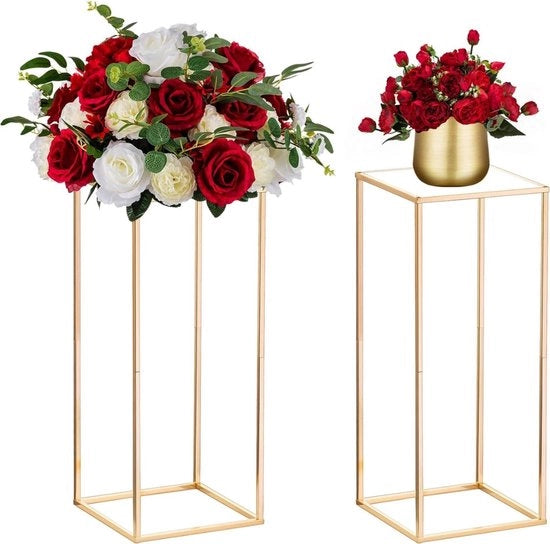 Due pezzi di supporti per fiori di matrimonio alta moda in oro per matrimoni e eventi.