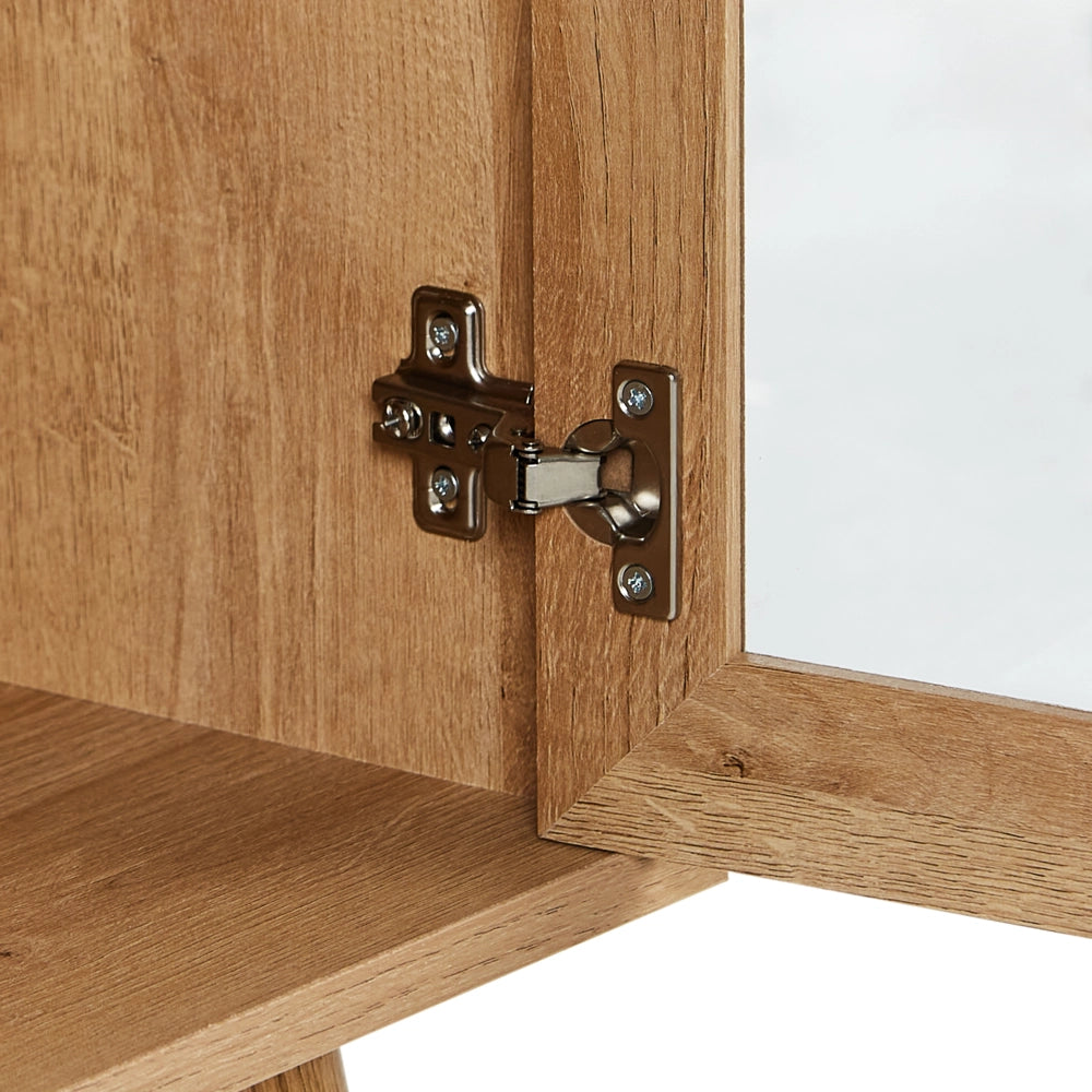 Credenza a 3 ante in truciolato marrone chiaro, gambe in legno di pino 2 ripiani con vetro frontale Stile minimalista