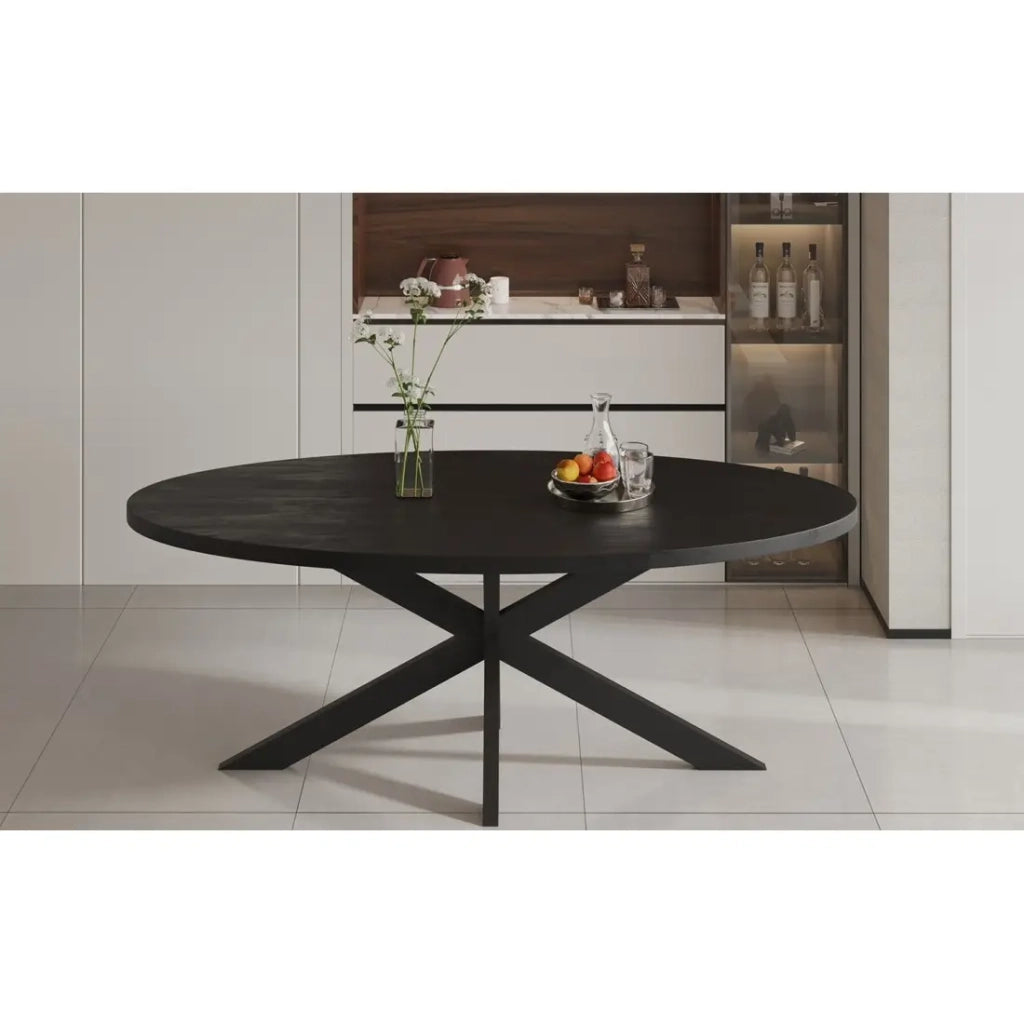Tavolo da pranzo ovale BOURGIA in legno massiccio di Mangolia nero, ideale per una sala da pranzo accogliente.