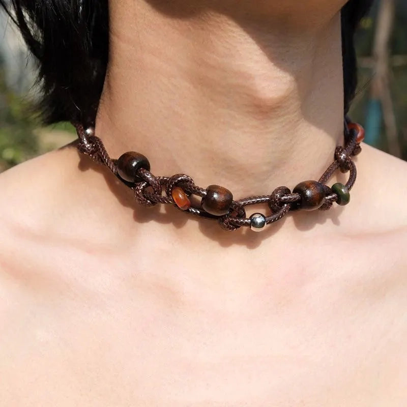 Collana fatta a mano con perline di legno marrone: cordino in pelle regolabile