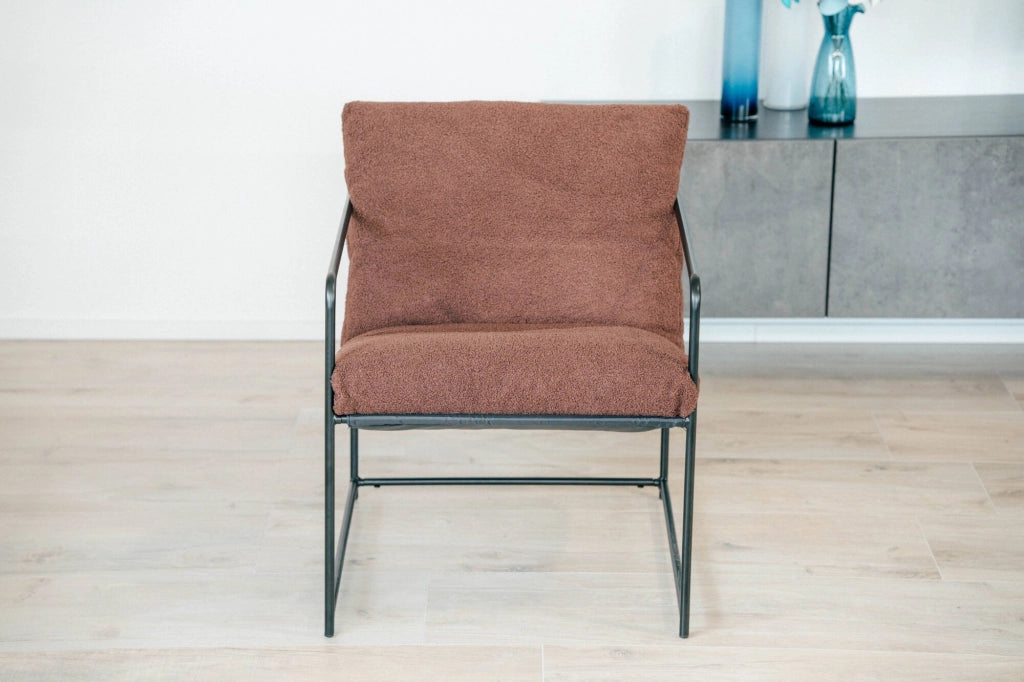 Poltrona Appare, Poltrona rivestita in tessuto bouclÒ©, Sedia imbottita, Seduta con braccioli in metallo, 61x67h75 cm, Marrone