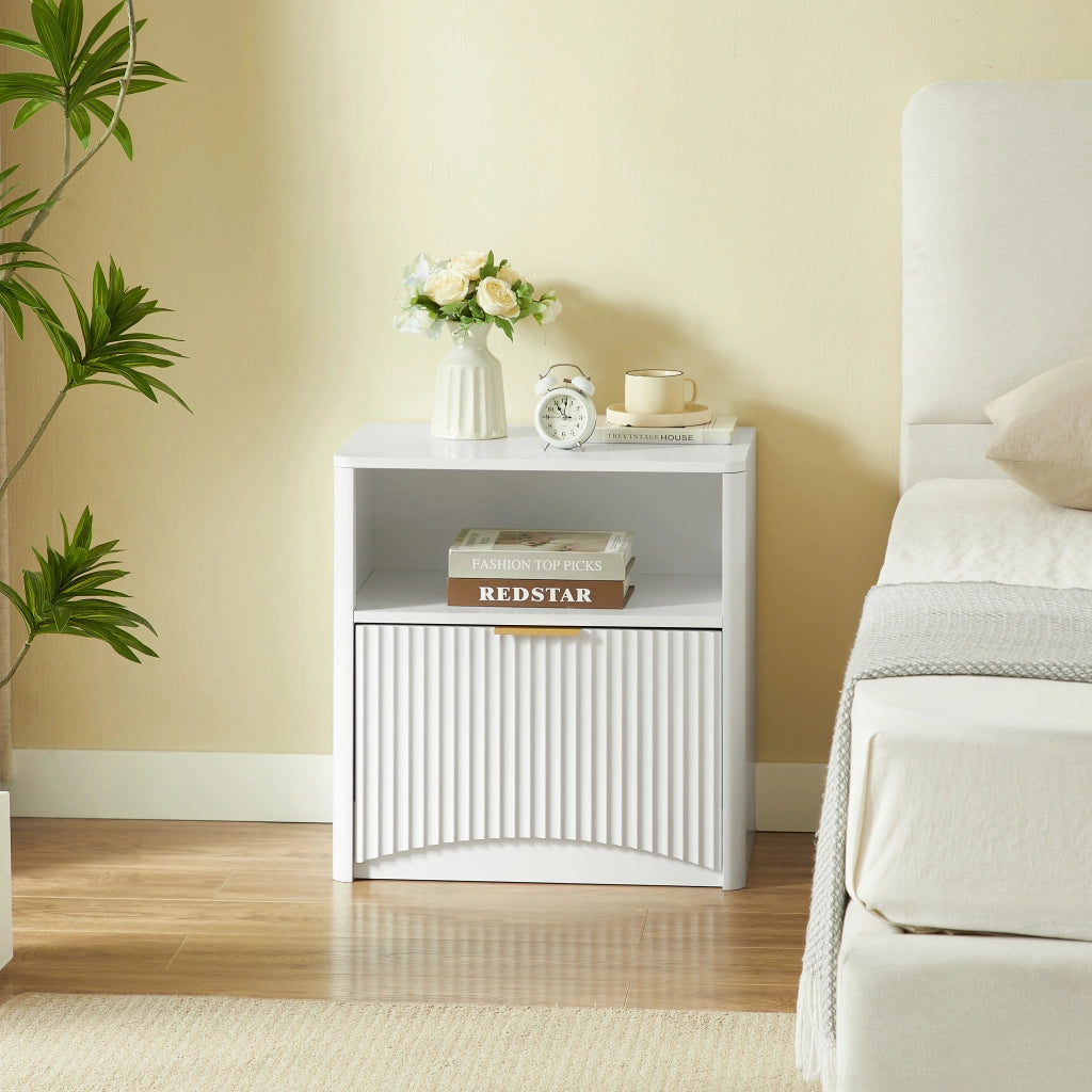 Comodino con design a scanalature, cassetto aperto e maniglia in metallo dorato, bianco