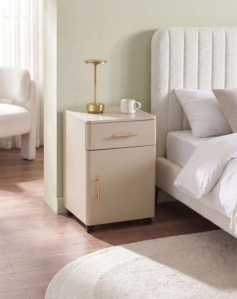 Comodino in acciaio beige con cassetto, angoli arrotondati e maniglie dorate