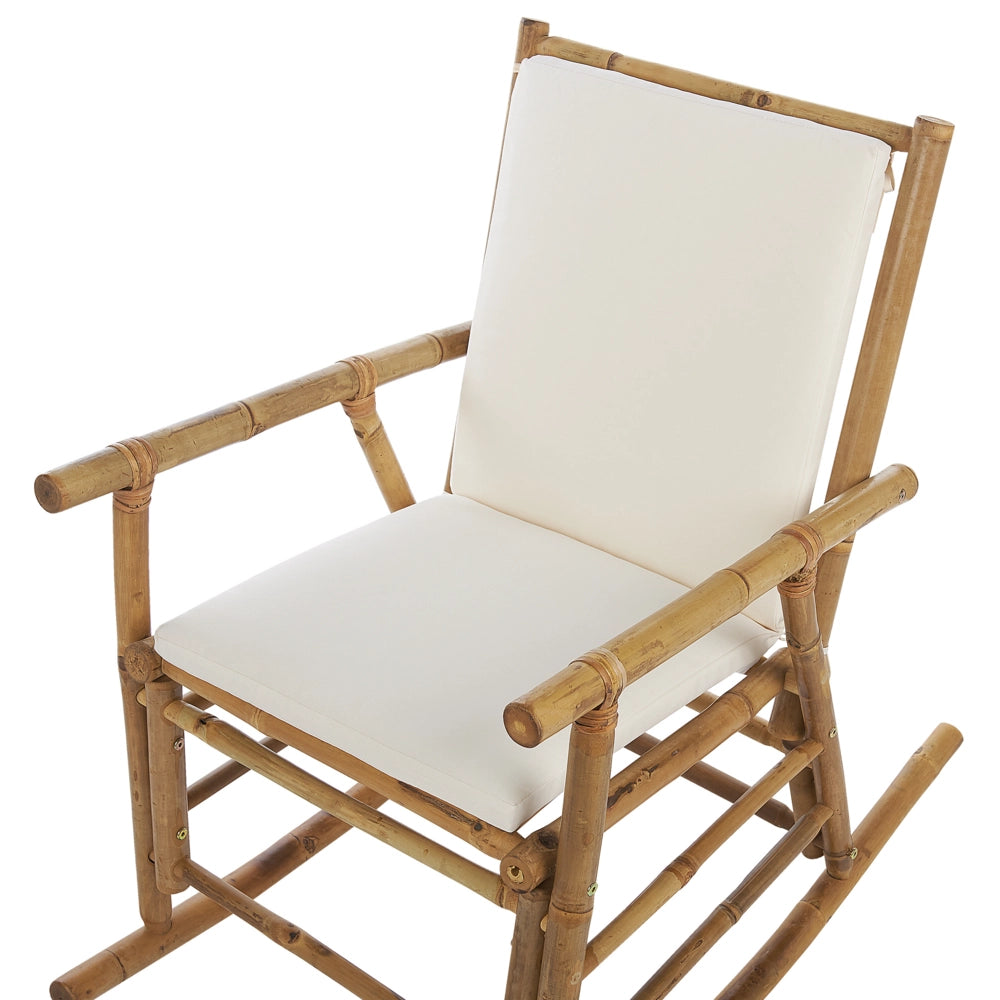 Sedia a dondolo da giardino bambù legno chiaro cuscini bianchi boho