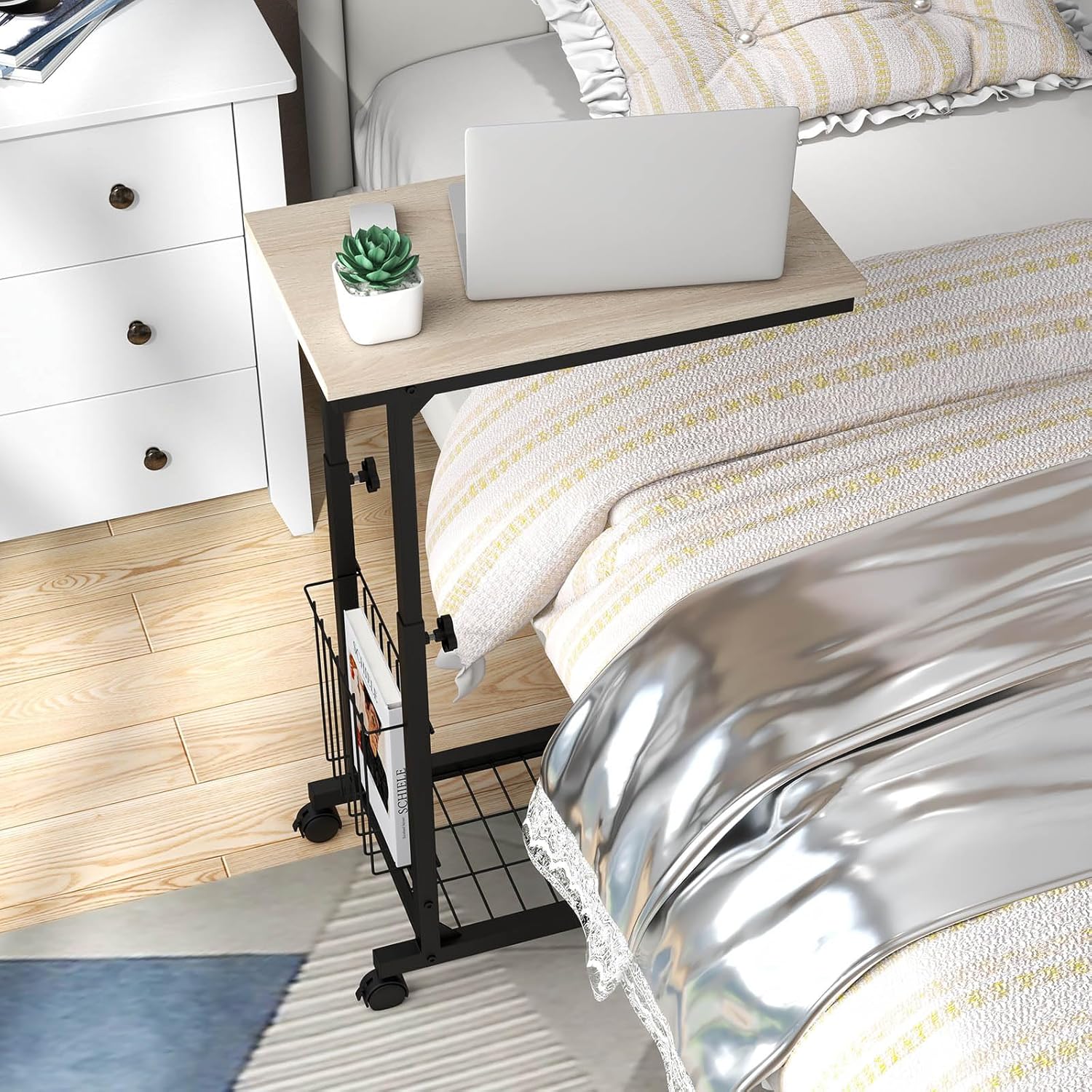 Tavolino da Salotto Moderno, Tavolino Basso Regolabile in Altezza con Ruote e Cestino Portaoggetti, Tavolino Porta PC a Forma di C da Divano e Letto per Soggiorno e Camera da Letto (Naturale)