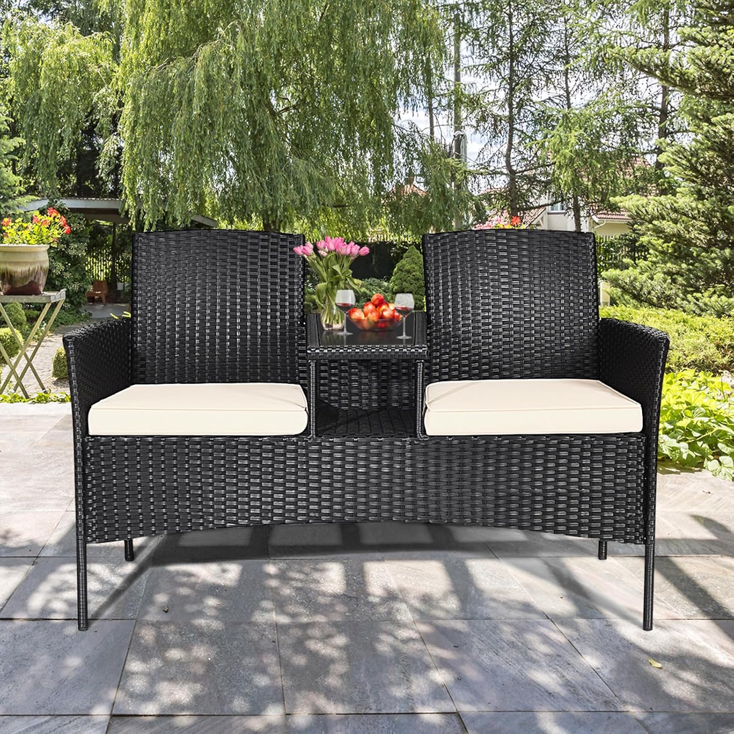 Poltrona da Patio con Tavolo in Vetro Temprato, Set di Mobili in Rattan PE Resistente All’usura con Struttura in Metallo, Cuscini Spessi, per Esterni Giardino Piscina Cortile (Bianco)