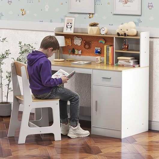 Set Scrivania e Sedia per Bambini 3+ Anni, Tavolo da Scrittura in Legno con Mensole, Cassetto e Bacheca in Sughero, Tavolo e Sedia per Disegno e Studio (Naturale)