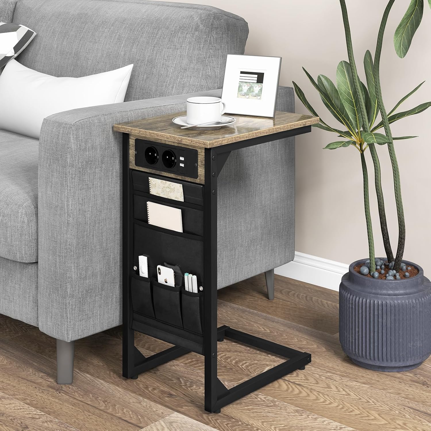 Set di 2 Tavolini a Forma di C, Tavolino da Divano e Letto in Metallo con 2 Prese Elettriche, 2 Porte USB e Tasca Laterale, Comodino per Piccoli Spazi, Salotto e Camera da Letto