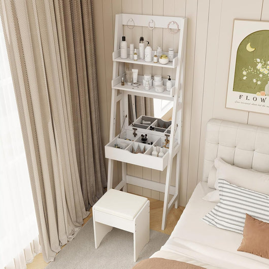 Toeletta Trucco con Specchio Occultabile, Set Tavolo e Sgabello da Trucco con 2 Ripiani, Tavolo da Trucco con Specchio Ribaltabile, Ganci, Ripiani e Sgabello Imbottito (Bianco)