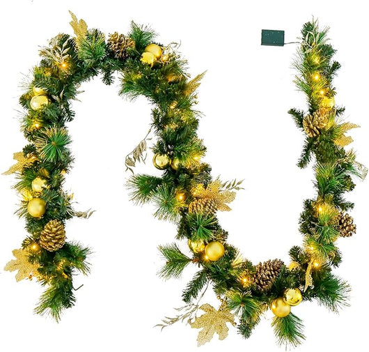 Ghirlanda Natalizia Artificiale Pre-Illuminata da 270 CM con Luci LED Bianco Caldo, Bacche & Palline & Fiori & Pigne Dorate, Decorazione Natalizia a Batteria per Interni ed Esterni