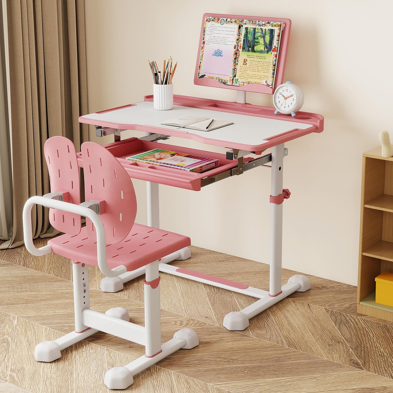 Set di Scrivania e Sedia per Bambini 3+ Anni, Scrivania Regolabile in Altezza con Piano Inclinabile, Supporto per Libri & Barra Poggiapiedi e Sedia Ergonomica, Ideale per Disegno (Rosa)