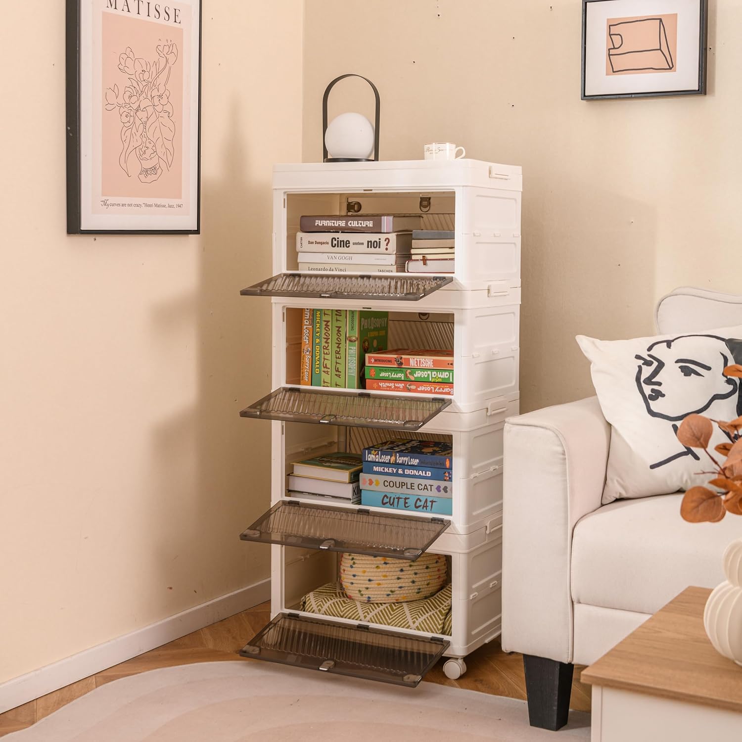 Comodino in Plastica Multipiano con Coperchio 168 L, Scatole Impilabili con 4 Ruote e Freni, Contenitori di Stoccaggio Pieghevole, per Soggiorno, Camera da Letto e Bagno, Bianco (4 Ripiani)