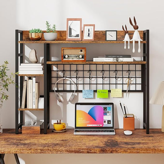 Mensola da Scrivania, Scaffale Espositivo a 4 Ripiani con Pannello a Griglia Metallica e 6 Ganci, Organizzatore da Scrivania per Computer, per Ufficio Casa Dormitorio, 94x25x73,5 cm (Marrone)