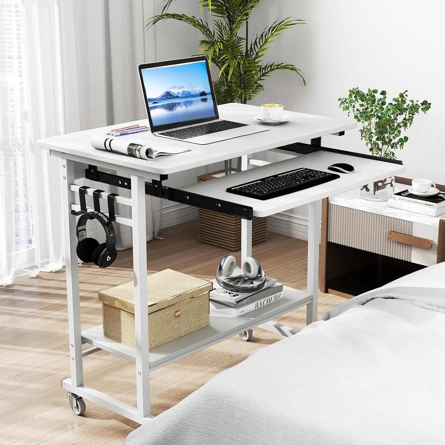 Scrivania con Ruote, Vassoio per Tastiera, Supporto per CPU e Ganci, Scrivania Moderna in Legno e Metallo per Salotto e Camera da Letto, 80 x 50 x 78 cm (Bianco)