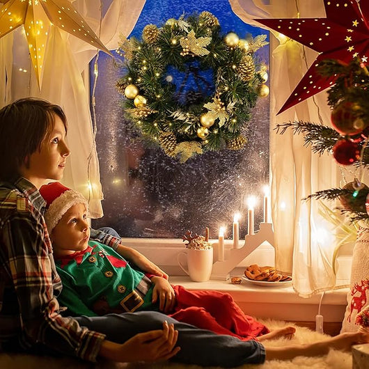 Ghirlanda Natalizia 60 CM con Luci LED Bianche Calde, Aghi di Pino, Pigne, Bacche, Ghirlanda di Natale a Batteria per Porta d'Ingresso, Finestra, Decorazione Natalizia Interna ed Esterna