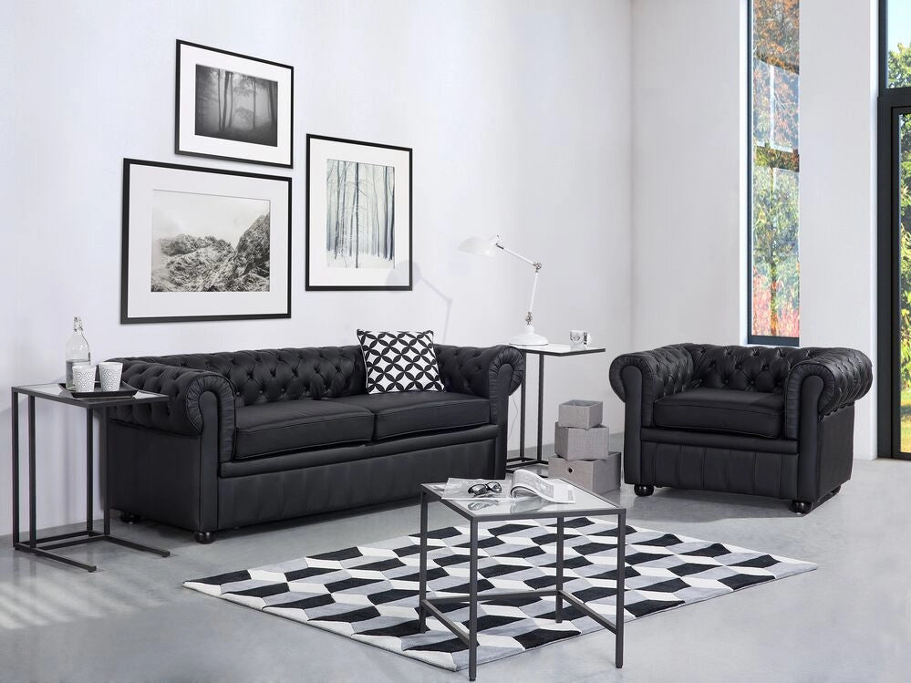 Set soggiorno Chesterfield Rivestimento in pelle nera Gambe in legno scuro Divano a 3 posti + poltrona contemporanea