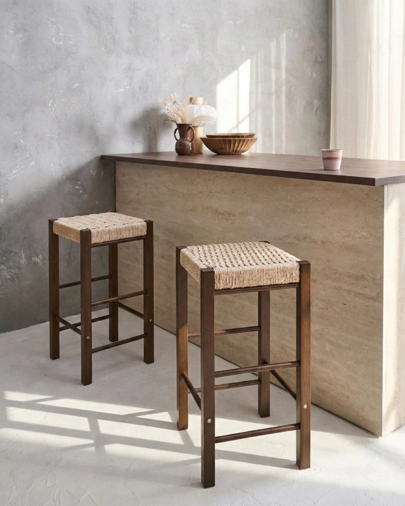 Set di 2 sgabelli da bar in legno di gomma marrone scuro con seduta intrecciata in stile boho per cucina e sala da pranzo