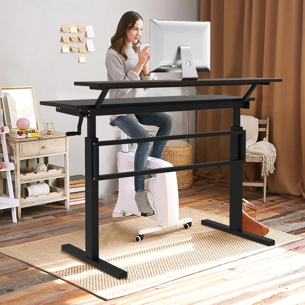 Scrivania Regolabile in Altezza, Scrivania per Computer Laptop, con Manovella, Scrivania Moderna in Acciaio e Legno, con 2 Ripiani (Marrone)